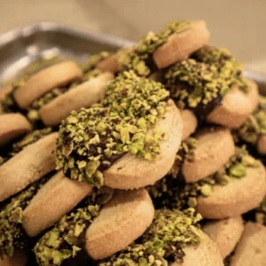 Biscotti da dessert ricoperti con granella di pistacchio